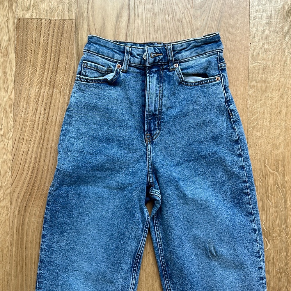 H&M high waist mom jeans. Lightly used, size 2. Acid blue jean wash
